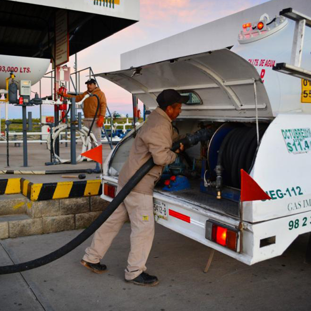 persona cargando gas a un automovil